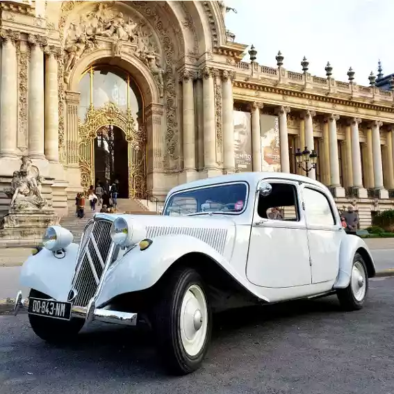 Vintage car transfer with private driver and Citroen Traction at Grand Palais side view